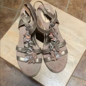 Born neutral wedges size 8